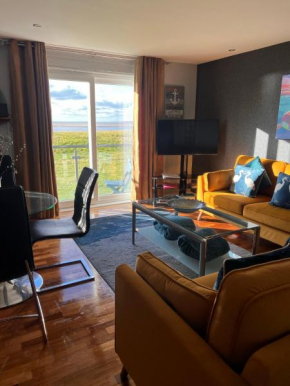 CockleDora, A Luxury Ground Floor Beachfront Apartment